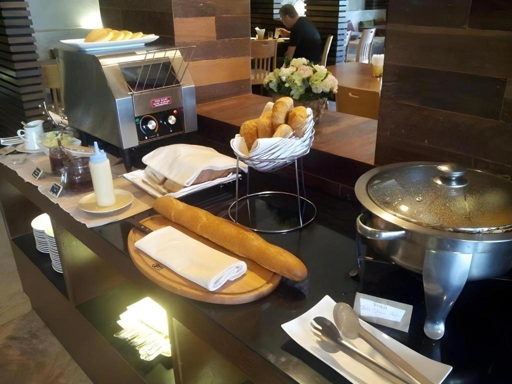 Klim Hotel Бурирам Экстерьер фото