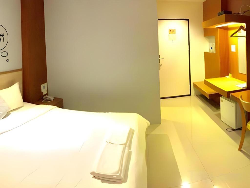 Klim Hotel Бурирам Экстерьер фото